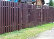 Выполненные работы: заборы из вертикального евроштакетника